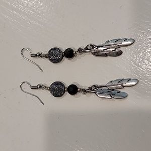 Two feather onyx earrings NWOT